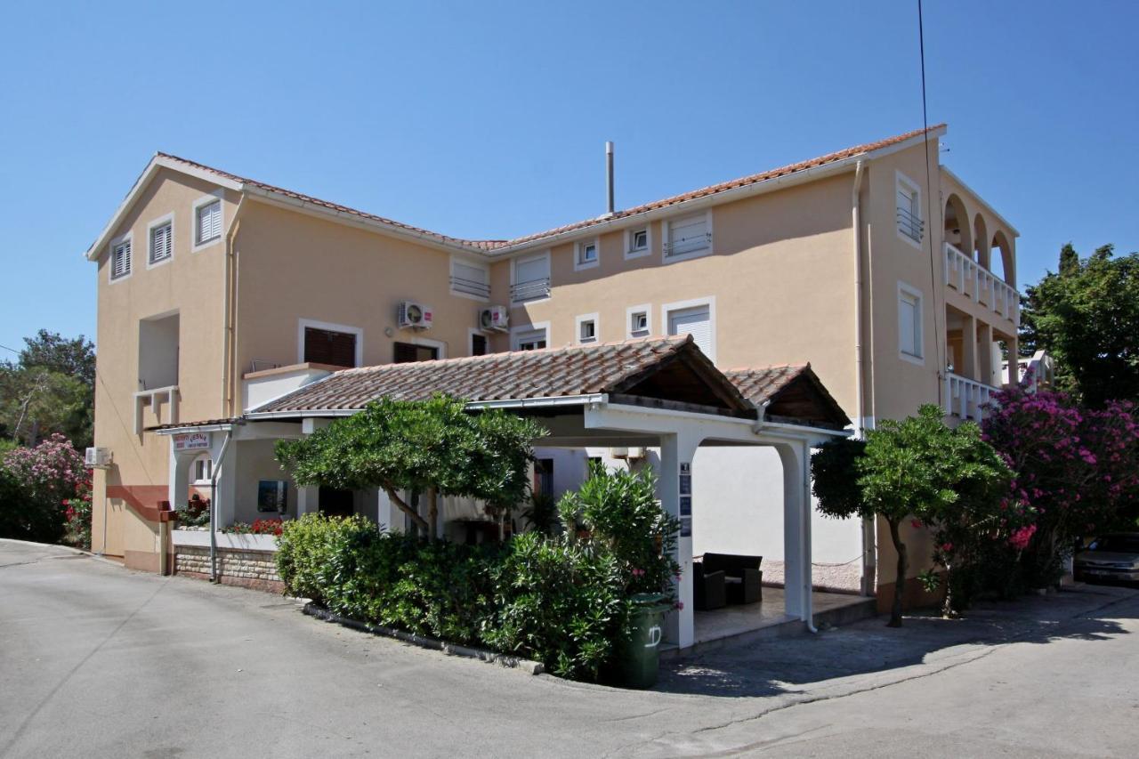 Apartments And Rooms Vesna Novalja Exterior foto