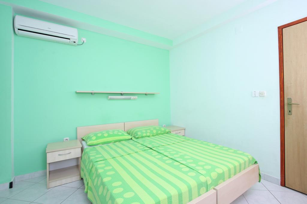 Apartments And Rooms Vesna Novalja Exterior foto