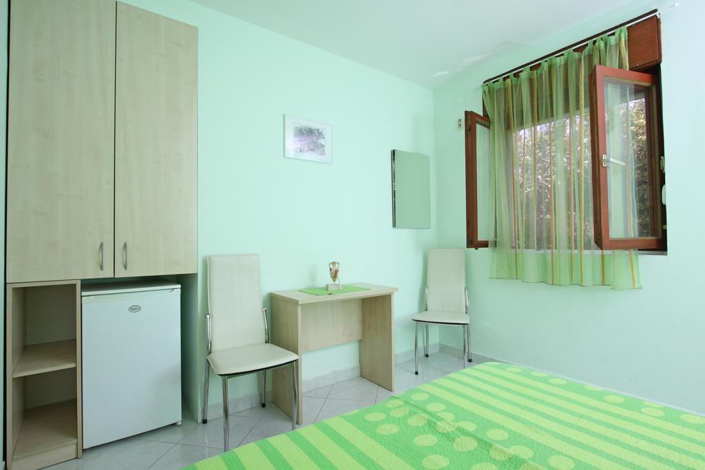 Apartments And Rooms Vesna Novalja Exterior foto